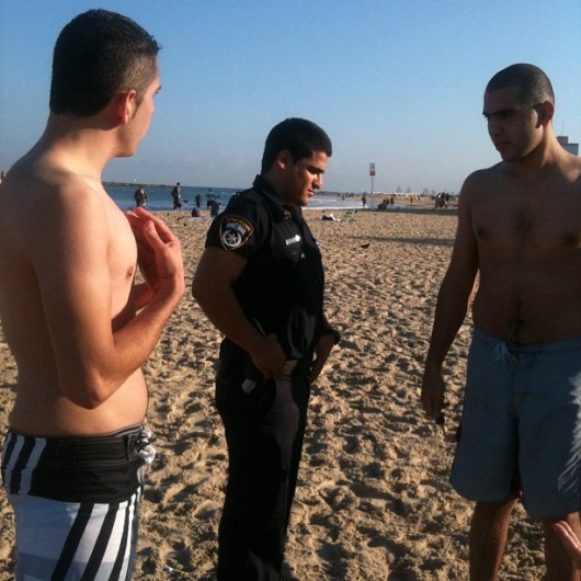 בננה ביץ', ששי ה - 24 באוגוסט 2012, שוטרים הוזמנו לגרש ערבים מהחוף